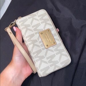 MICHEAL KORS WRIST WALLET